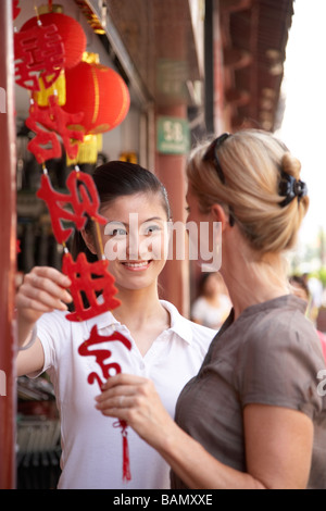 Un turista visita Shanghai Foto Stock
