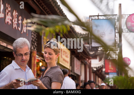 I turisti in visita a Shanghai Foto Stock