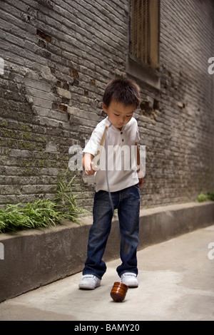 Un bambino gioca con un giocattolo tradizionale. Foto Stock