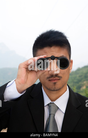 Un imprenditore appare in lontananza Foto Stock