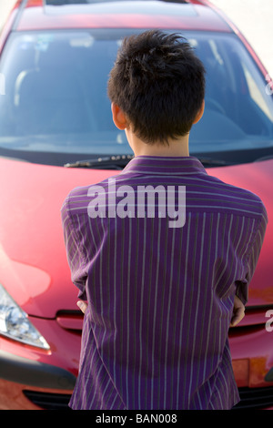 Pensare a una nuova auto Foto Stock