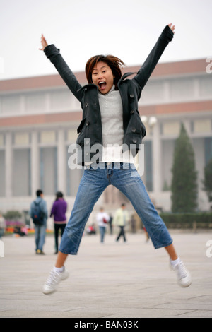 Studente jumping eccitato durante la visita a Piazza Tiananmen, Pechino, Cina Foto Stock