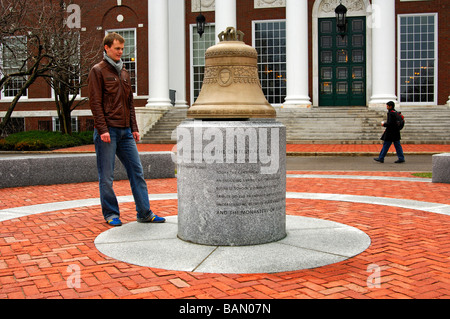 Studente maschio guardando una replica del Centenario Campana, Baker Library presso la Harvard Business School, Cambridge, Massachusetts, STATI UNITI D'AMERICA Foto Stock