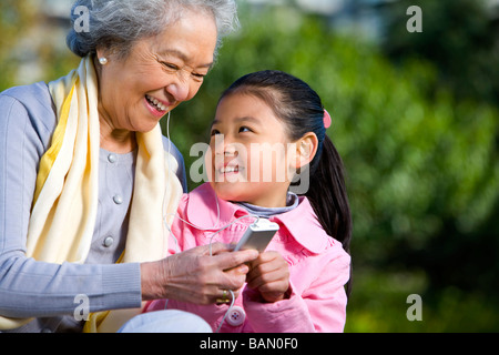 Nonna e nipote di condividere un momento speciale Foto Stock