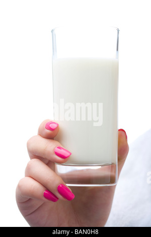 Bicchiere di latte tenuto da una donna di lato Foto Stock
