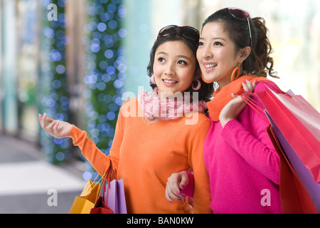 Due giovani donne tenendo su borse per lo shopping Foto Stock