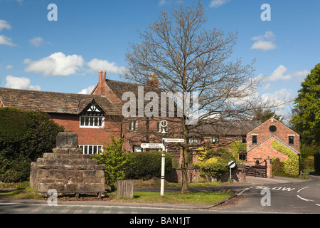 Regno Unito Inghilterra Cheshire Nether Alderley medievale di base trasversale esterno Agriturismo Incrociata Foto Stock