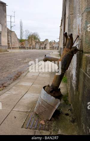 Pompa acqua sulla strada di Saint Julien Oradour Sur Glane Limousin Francia Foto Stock