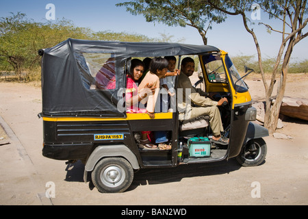 Un Tuk Tuk, con diversi passeggeri e conducente, Jodhpur, Rajasthan, India Foto Stock