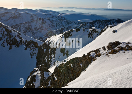 Crinale invernale, vista dal picco di Mussala, Rila montagna, il luogo più alto della penisola balcanica, Bulgaria Foto Stock