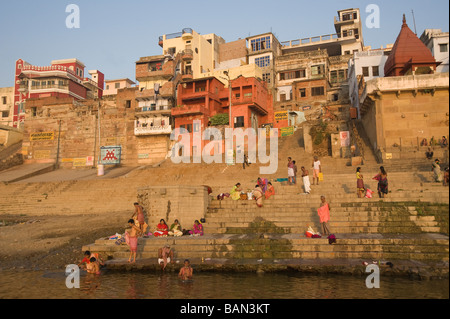 Ghats lungo il fiume Gange Varanasi Benares Uttar Pradesh, India Foto Stock