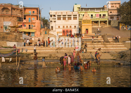 Indiani facendo la mattina tradizionale abluzione un il Kshamershwar Ghat Varanasi Benares Uttar Pradesh, India Foto Stock