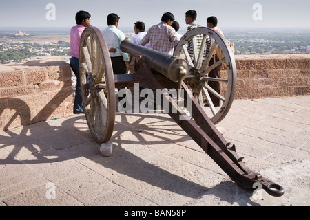 Gli ospiti in piedi accanto a un cannone a Forte Mehrangarh, Jodhpur, Rajasthan, India Foto Stock