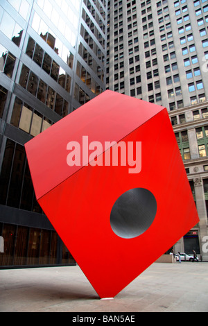 Il cubo rosso scultura di Isamu Noguchi, Marine Midland Building, New York City. Foto Stock