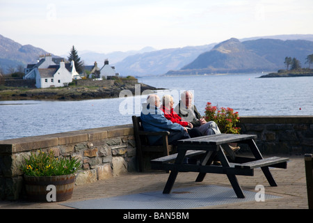 Plockton, un pittoresco altopiano lochside village. Una riparata baia scozzese con stupende vedute Loch Carron, Wester Ross, Scotland, Regno Unito Foto Stock