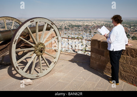 Tourist in piedi accanto a un cannone a Forte Mehrangarh, Jodhpur, Rajasthan, India Foto Stock