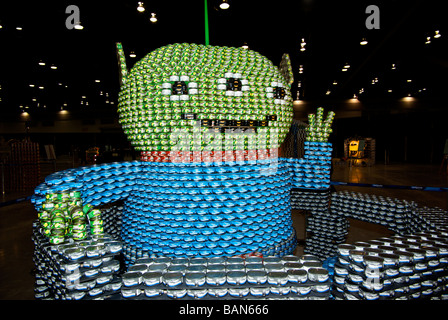 Canstruction fame consapevolezza della carità le conserve alimentari arte scultura concorrenza baby extraterrestre alien parete edilizia Foto Stock