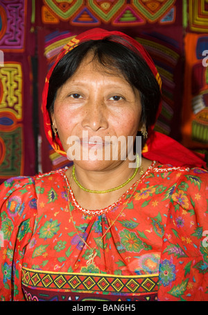 Panama.Kuna donna in costume tradizionale. Foto Stock