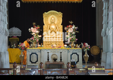 Golden statua del Buddha in Mulagandha Kuti Vihara tempio Buddista Sarnath Uttar Pradesh, India Foto Stock