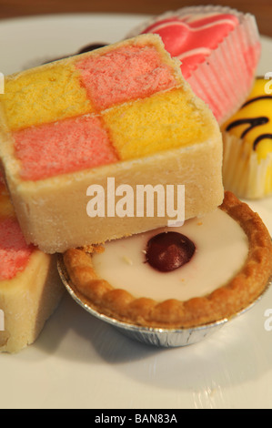 Selezione di torte, Battenberg, Ciliegia Bakewells e fantasie francese. Foto Stock