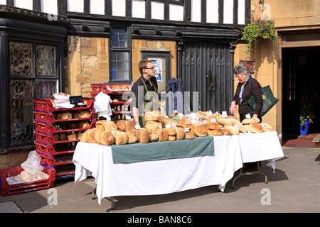 Pressione di stallo di mercato e venditori vendono pane appena sfornato Foto Stock