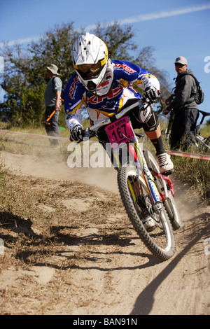 Melissa Buhl racing nella discesa al 2009 Sea Otter Classic Monterey in California Foto Stock