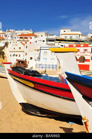 Tradizionale verniciato colorato di barche da pesca in Algarve, PORTOGALLO Foto Stock