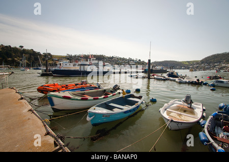 Una vista di Dartmouth Harbour con alcune piccole imbarcazioni in per la terra e per un traghetto locale ormeggiata in massa posteriore Foto Stock