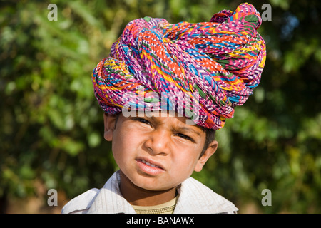 Giovani indiani ragazzo che indossa un colorato turbante, Jodhpur, Rajasthan, India Foto Stock