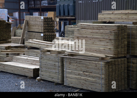 Pila di legno fenceposts giardino recinzione in legno di costruttori di un cantiere di mercanti Foto Stock