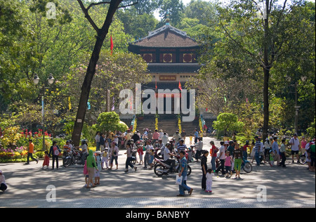 Gli edifici e i visitatori a Saigon Zoo e i Giardini Botanici in Ho Chi Minh City Vietnam Foto Stock