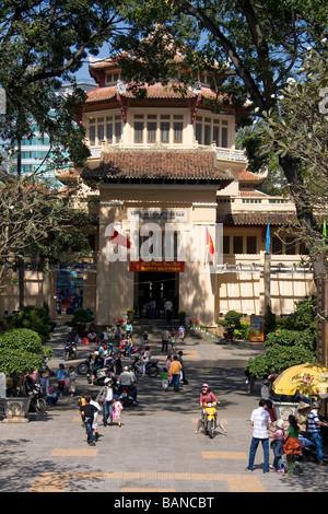 Gli edifici e i visitatori a Saigon Zoo e i Giardini Botanici in Ho Chi Minh City Vietnam Foto Stock