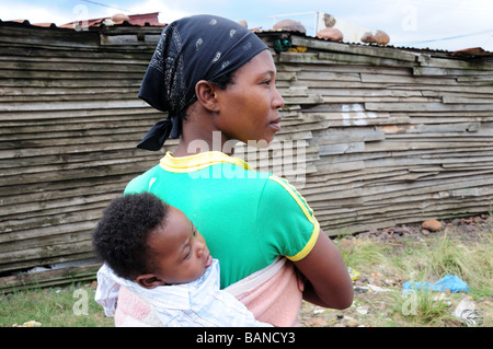 Donna africana e il bambino in una Township Swellendam Sud Africa Foto Stock