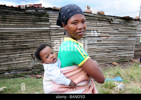 La madre e il bambino in una borgata africana Swellendam Sud Africa Foto Stock