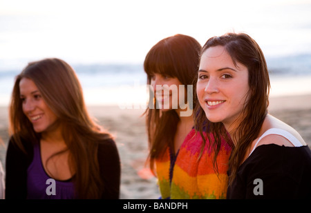 Socializzazione delle donne sulla spiaggia Foto Stock