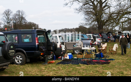 Racegoers' dei veicoli parcheggiati all'annuale punto-punto racemeeting a Dalton Park, Dalton Holme, East Yorkshire Foto Stock