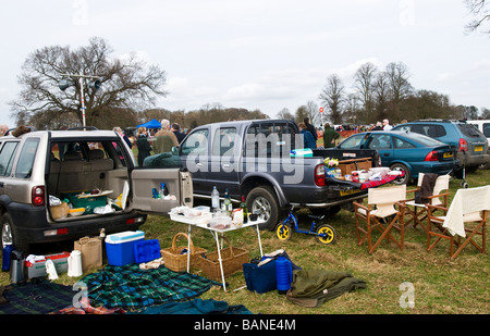 Racegoers' dei veicoli parcheggiati all'annuale punto-punto racemeeting a Dalton Park, Dalton Holme, East Yorkshire Foto Stock