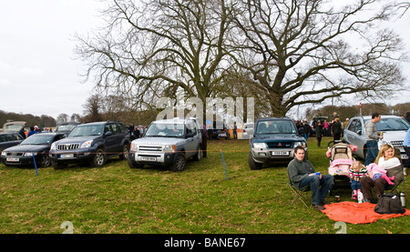 Racegoers' dei veicoli parcheggiati all'annuale punto-punto racemeeting a Dalton Park, Dalton Holme, East Yorkshire Foto Stock