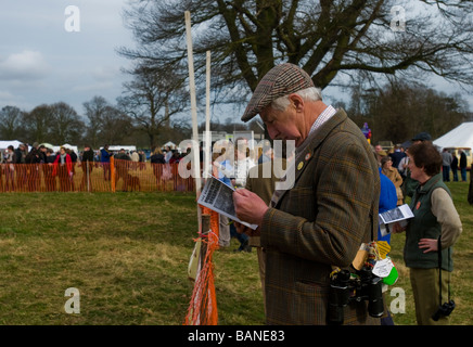 Un racegoer all annuale punto-punto cavallo di razza in riunione, Dalton Park, Dalton Holme, East Yorkshire Foto Stock