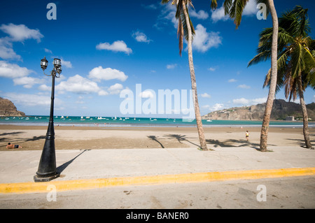 Il Malecon boardwalk nei paesi in via di sviluppo popolare Pacific Coast beach città di San Juan del Sur in Nicaragua, America centrale. Foto Stock