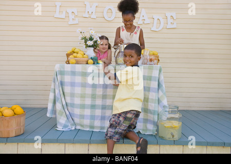 Bambini a lemonade stand Foto Stock