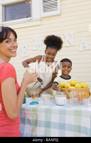 Il cliente a lemonade stand Foto Stock