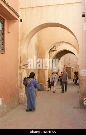 Madre di accattonaggio da turisti in strada arcuato, Marrakech, Marocco Foto Stock