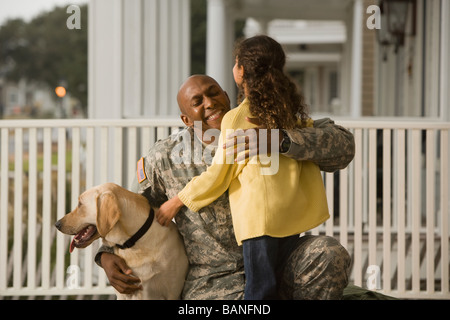 Soldato africani abbracciando la figlia Foto Stock