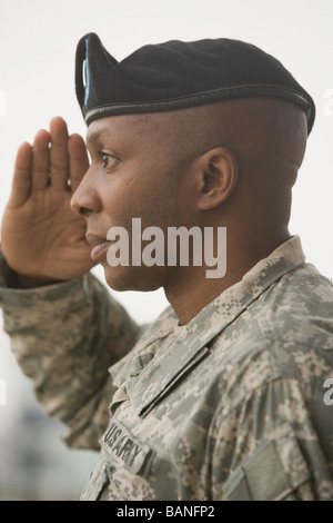 Soldato africani salutando Foto Stock