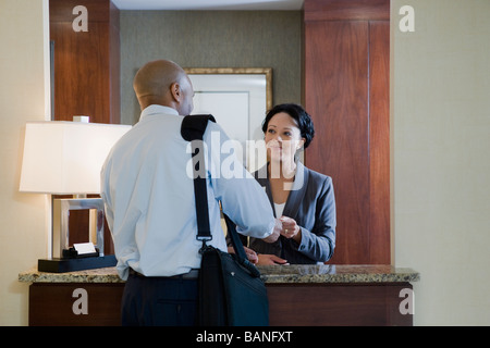 Imprenditore africana al check-in in albergo Foto Stock