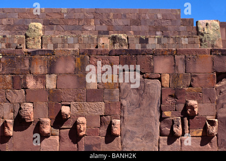 SEMI tempio sotterraneo scolpito con teste nemiche TIWANAKU rovine stadio urbano 1 annuncio del 374 D.C. Foto Stock