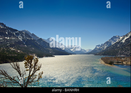 Alto Lago di Waterton dal Principe di Galles Hotel Waterton nel Parco Nazionale di Alberta in Canada Foto Stock