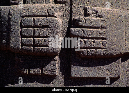 Dettaglio delle mani del monolito PONCE nel centro del tempio di Kalassasaya cortile rovine di Tiwanaku Foto Stock