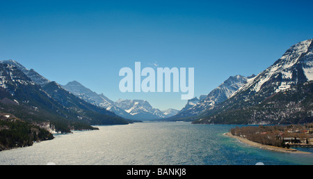 Alto Lago di Waterton dal Principe di Galles Hotel Waterton nel Parco Nazionale di Alberta in Canada Foto Stock